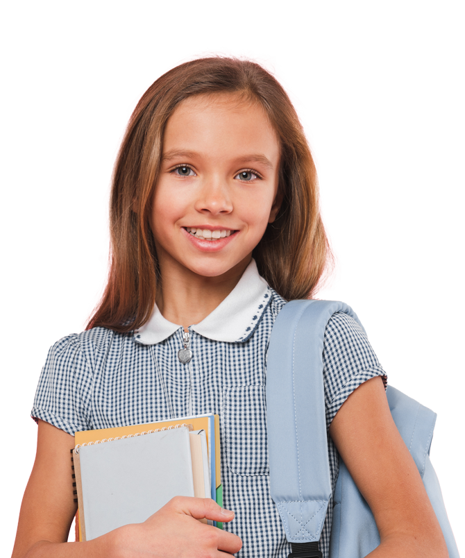 Une petite fille sourit avec un sac à dos et des livres à la main